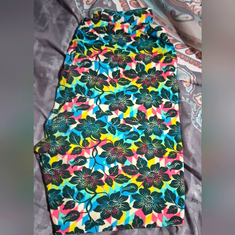 LuLaRoe TC Tall & Curvy Leggings Hawaiian Aloha Flower Pink Blue
